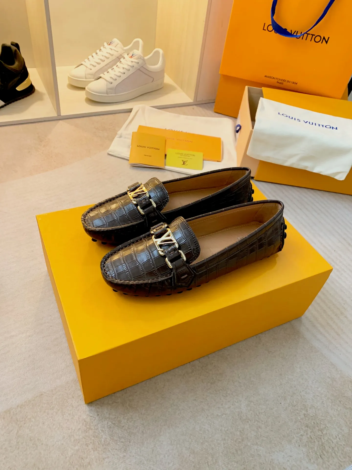 p460💰Couple model❤️🇫🇷 𝙇𝙤𝙪𝙞𝙨 𝙑𝙪𝙞𝙩𝙩𝙤𝙣 🇫🇷Louis Vuitton 2023 Classic𝓛𝓿 𝓣𝓻𝓪𝓲𝓷𝓮𝓻 Sports Series ➪➪➪¯ [Arizona Doudou Shoes Series] ▪️▪️▪️Arizona slip-on shoes are made of Monogram Eclipse canvas. Its hand-painted and dyed edges and hand-sewn uppers fully demonstrate Louis Vuitton's traditional shoemaking craftsmanship. This slip-on shoe is very lightweight. The integrated tongue and upper make it particularly comfortable and flexible. The soft outsole is equipped with rubber padding. Decorated with matching sash. Detailed features: ☑️Monogram Eclipse canvas ☑️Black Eclipse pattern ☑️Hand-painted shoe edges ☑️Hand-sewn uppers (each pair takes time to process) ☑️Integrated tongue and upper construction ☑️Outsole equipped with rubber lining ☑️size: 35_46